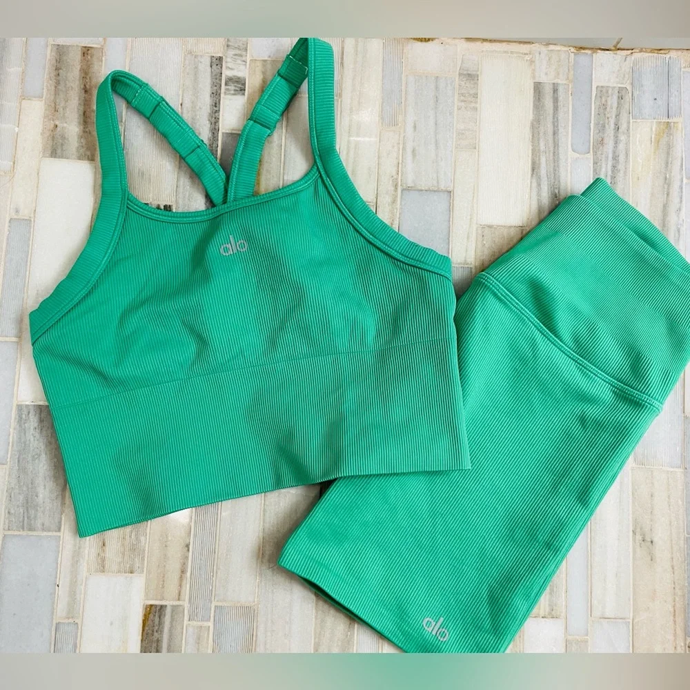 ALO set Seamless Ribbed Favorite Bra Tank+ seamless ribbed favorite shorts green - Picture 6 of 16